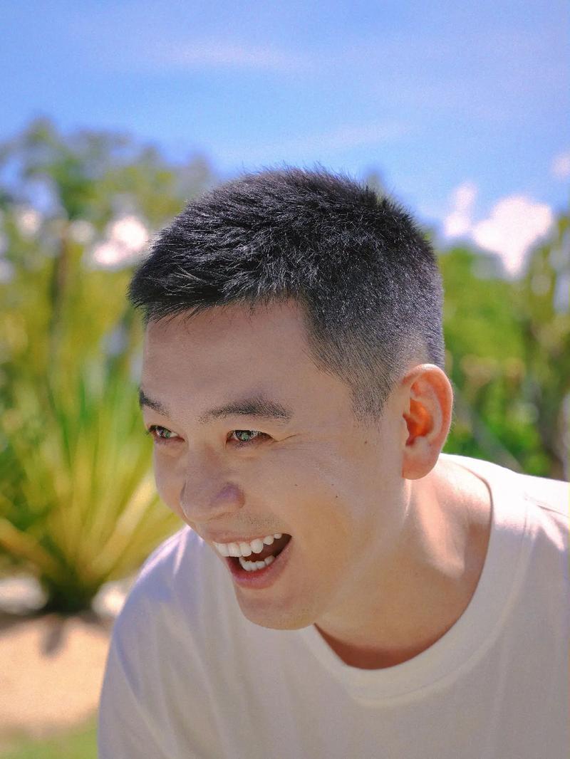 帅气依旧！杨鸣更新社媒晒个人照：北漂