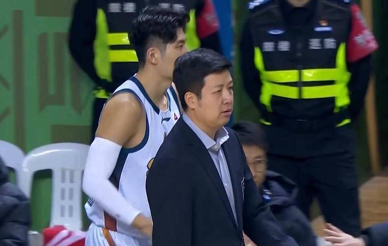 20分惨败！CBA焦点1战，山东大破新疆男篮，巩晓彬苦笑：都输麻了