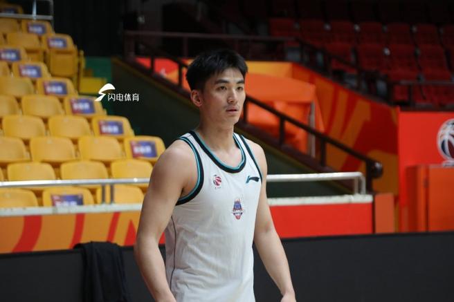 山东男篮锻炼于德豪都未能阻止新疆队惨败，邱彪面对老东家太狠了