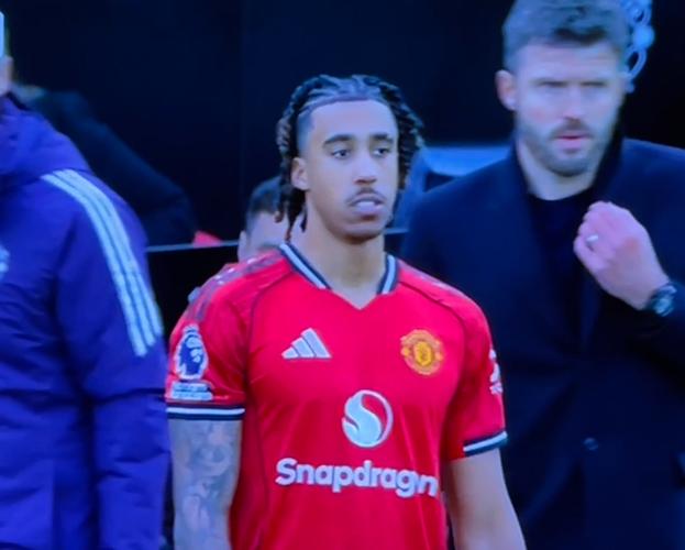 记者：马奎尔留队已达原则性协议，同时曼联会寻找新的年轻中卫