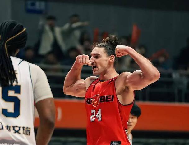 鲁媒：山东新大外援斯蒂尔在太原和球队会合克里斯随队康复治疗