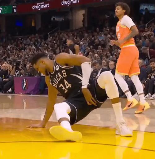 彻底拉了！被虐惨，4场比赛三分13.3%+正负值54，83分，有毒啊