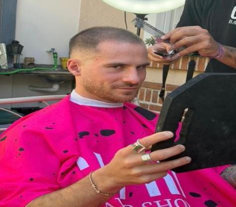 麦卡利斯特社媒晒日常照片：带娃、理发、身穿齐达内5号球衣