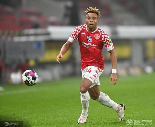 记者：安德烈科斯蒂奇转会费350万欧+450万欧奖金+二转分成