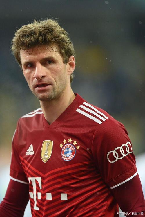 莱万谈战瑞典：上次被撞断肋骨的伤痕犹在，无论多艰难都要坚持住