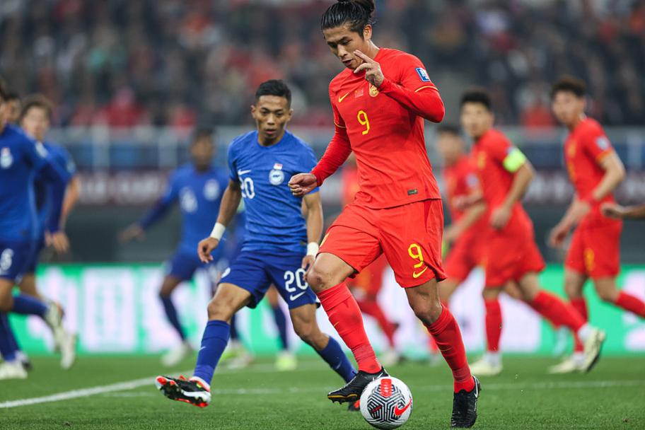 小伙子上来很敢打！冯傲半场13分钟7中4拿到11分3前场板1断1帽