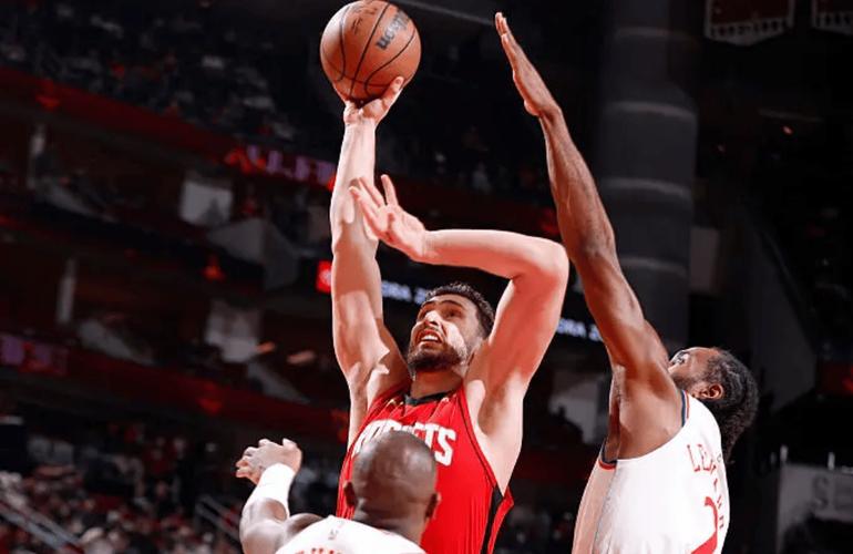 打爆了鹈鹕内线！火箭内线支柱绝对是球队不可或缺的关键人物