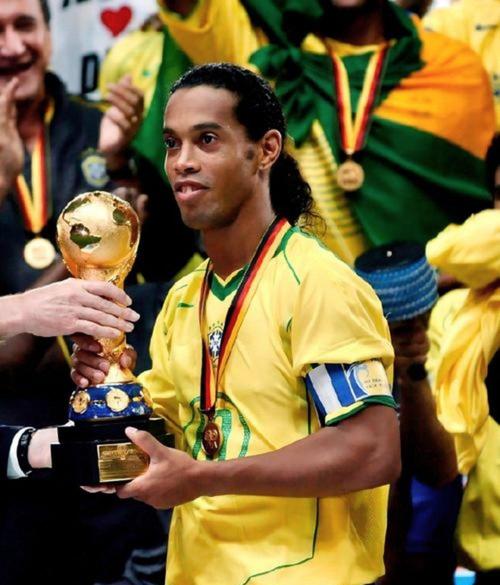 罗纳尔迪尼奥在中超踢过球吗？罗纳尔迪尼奥在足坛的地位？